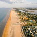 Luminous Beachside Flat - Beahost